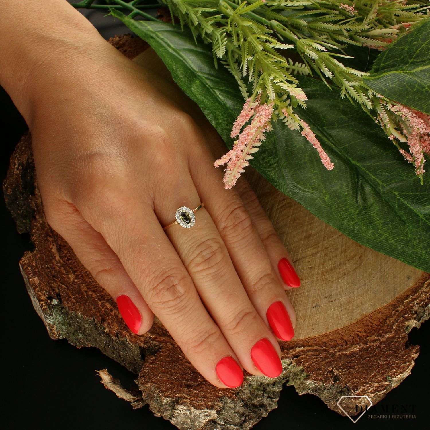 Złoty pierścionek 585 owalny z oliwinem PI 6045D. Żółte złoto, charakteryzuje się ciepłym, subtelnym lśnieniem. Pierścionek został wykonany z najwyższej jakości złota próby 333. Waga pierścionka wynosi około 1,47 gram (3).jpg